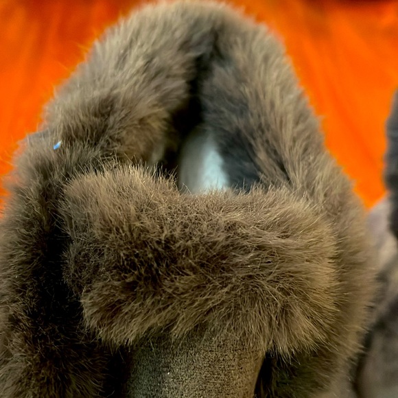 Brand New Men or Wemon Bedroom Shoes. Great Sole to wear outside. Size 43. - Picture 5 of 6